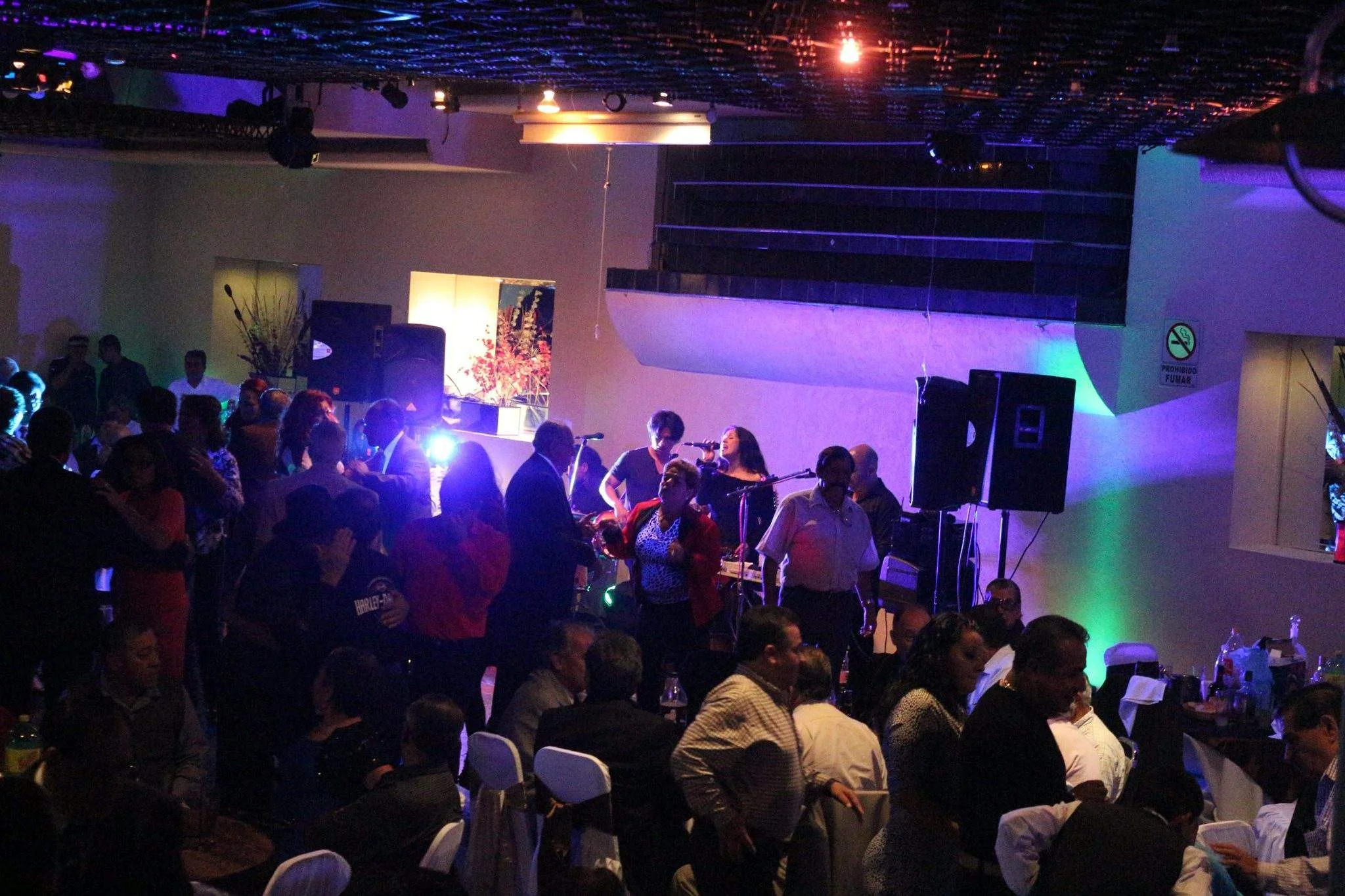 Grupo musical La Célula con público